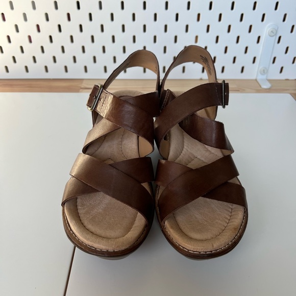 Earth Brown Leather Wedge Sandals 8 - Picture 2 of 9